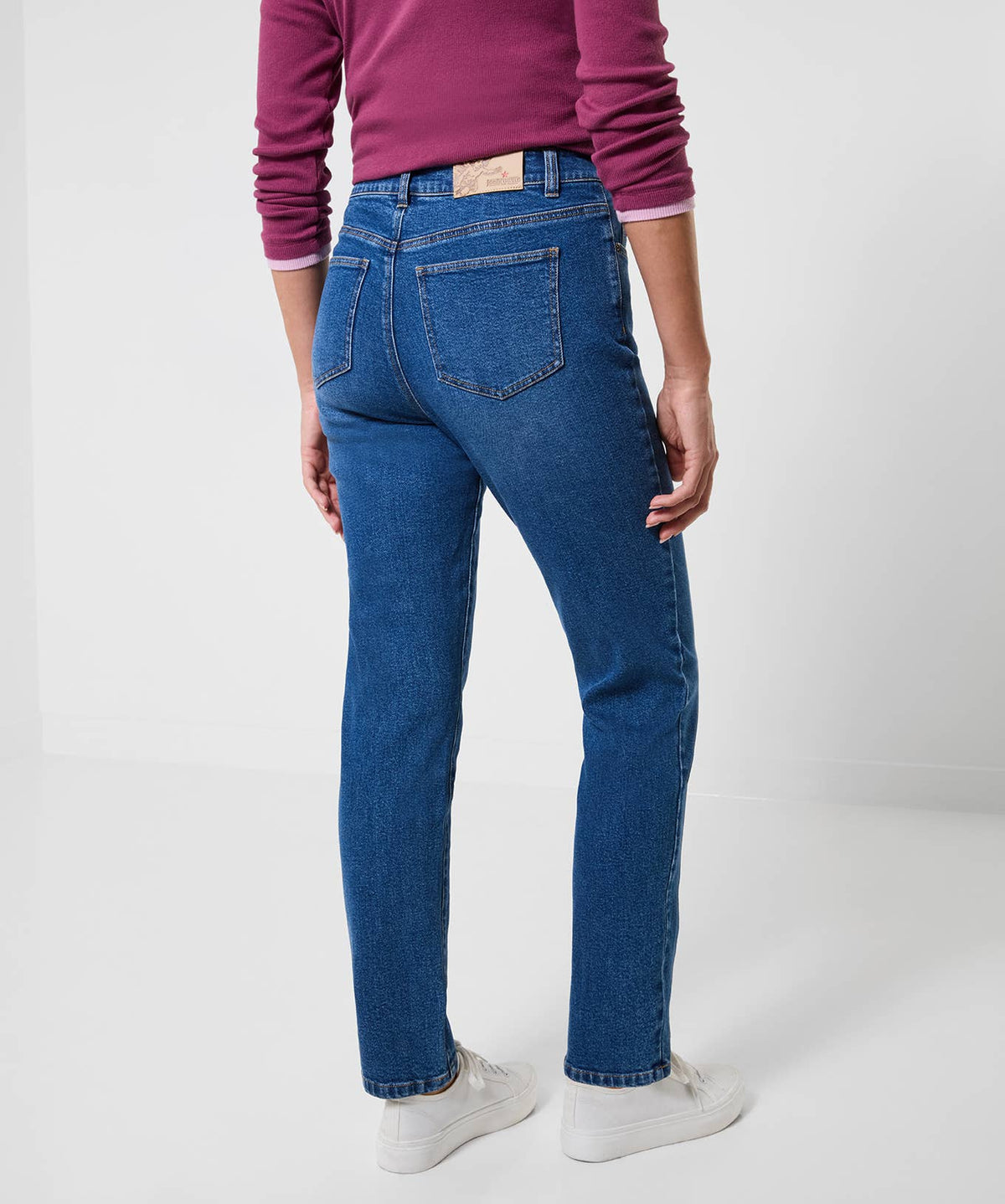High Waisted Mom Jeans With Light Wash: Blue / 99% Cotton, 1% Elastane / 16S