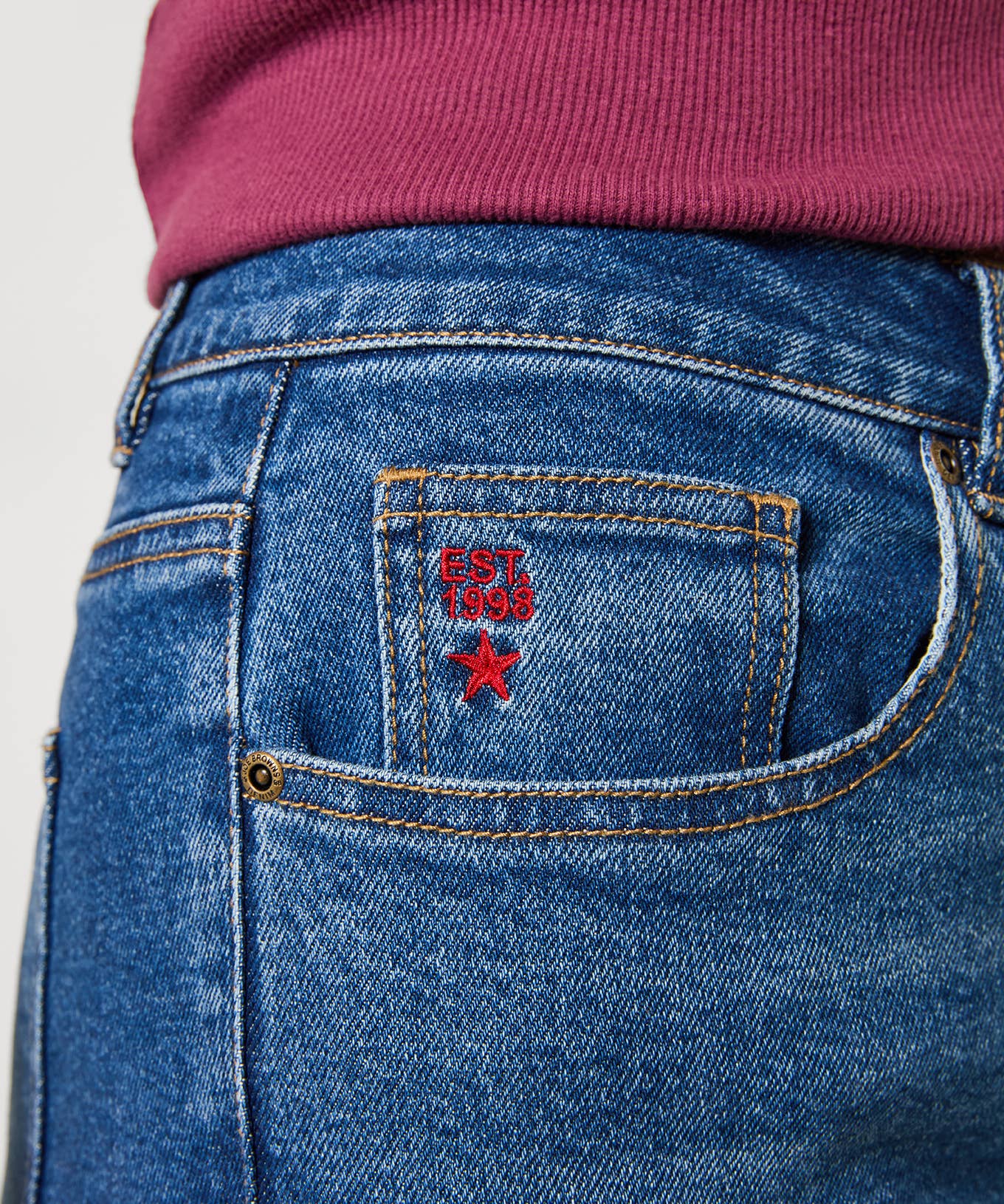High Waisted Mom Jeans With Light Wash: Blue / 99% Cotton, 1% Elastane / 14S