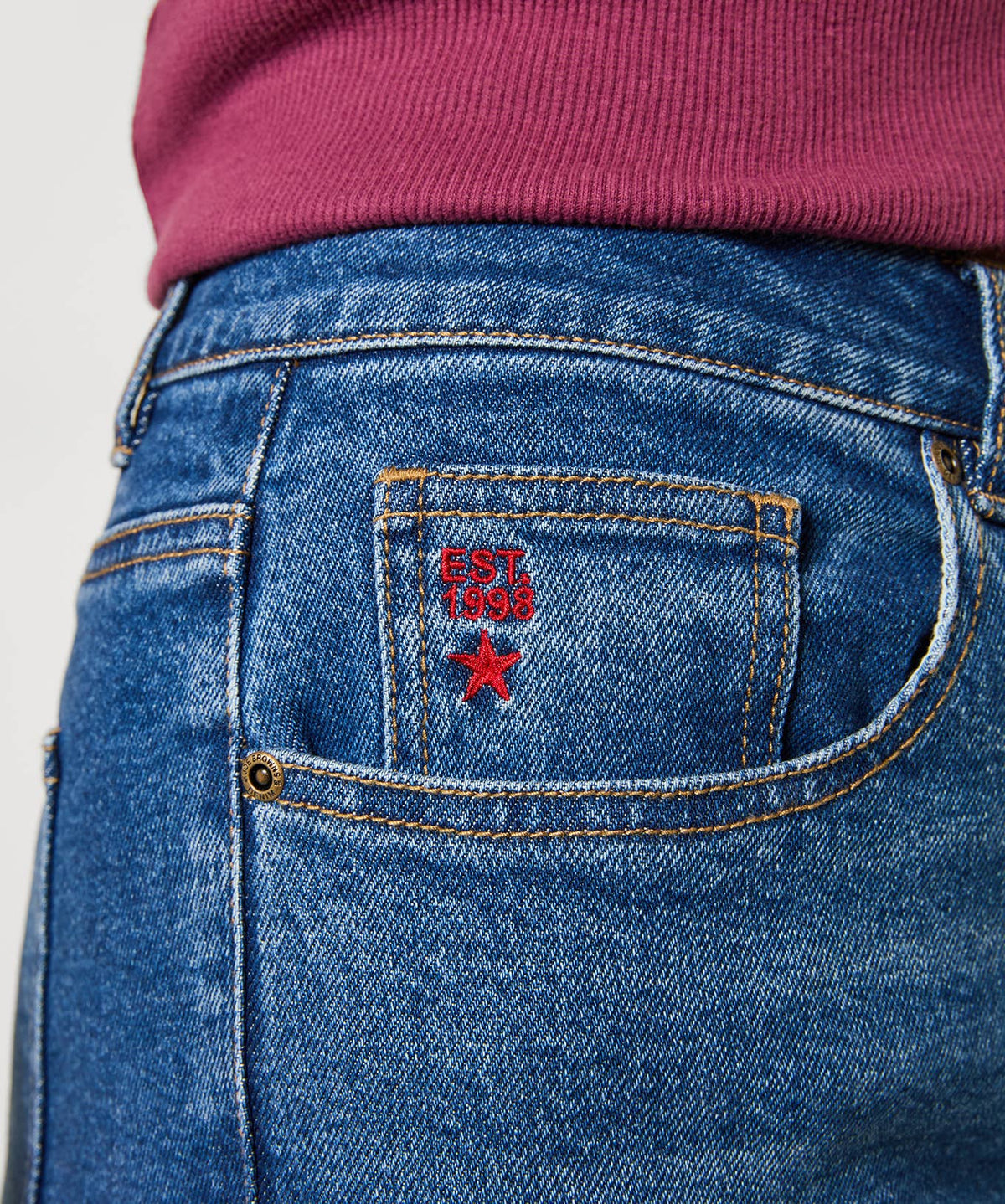 High Waisted Mom Jeans With Light Wash: Blue / 99% Cotton, 1% Elastane / 16S